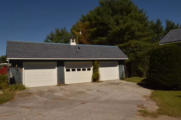 Newport, ME 04953,890 Elm ST