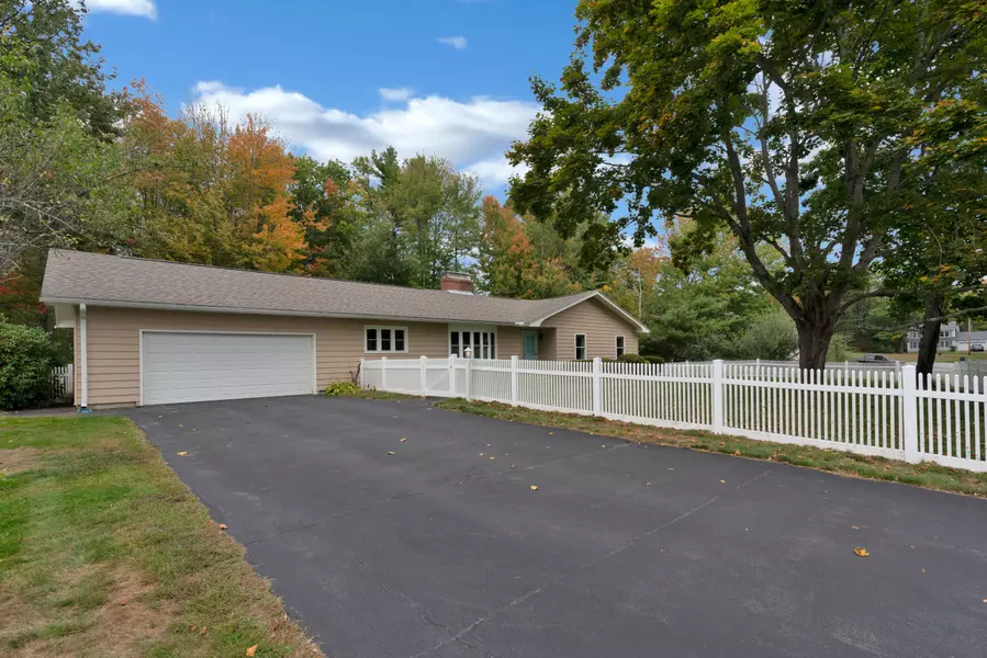 4 Greenfield DR, Kennebunk, ME 04043