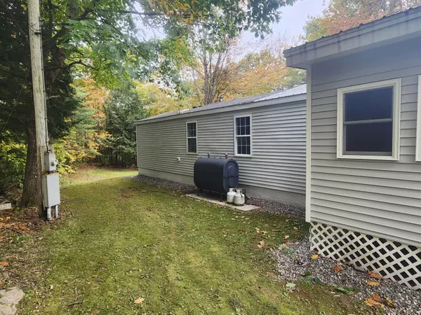 Leeds, ME 04263,44 Country View DR