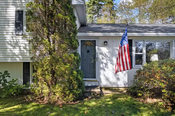 Freeport, ME 04032,122 South Freeport RD