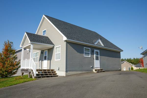 58 Village CIR, Augusta, ME 04330