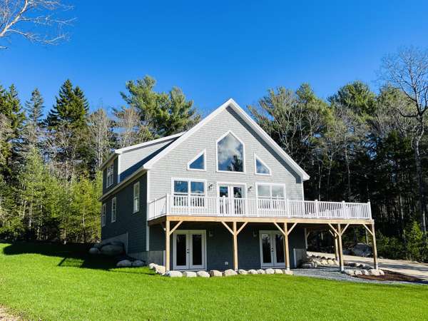 42 Prets Meadow LN, Blue Hill, ME 04614