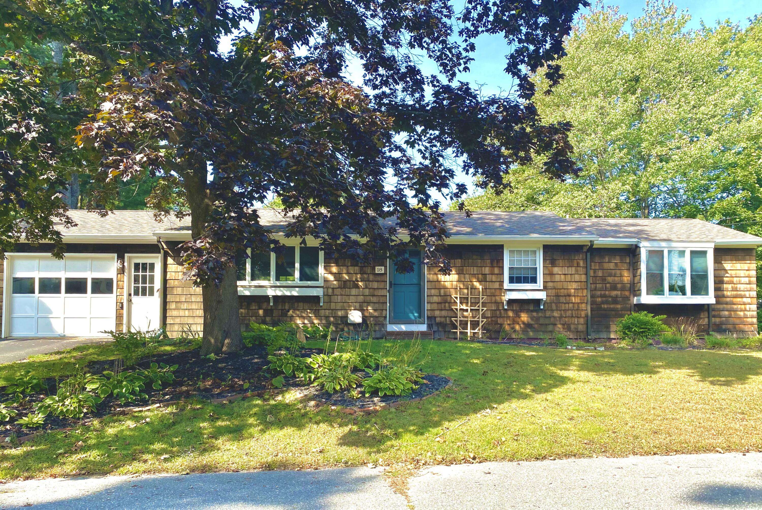 18 Philip RD, Cape Elizabeth, ME 04107