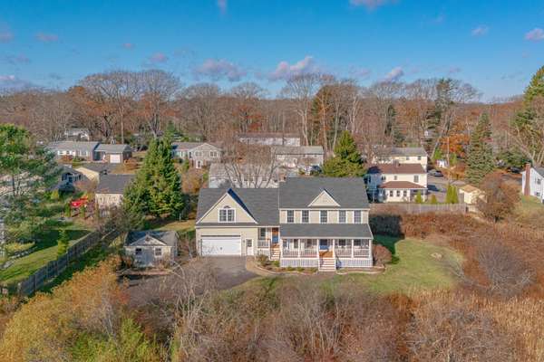 2 Abbey LN, Cape Elizabeth, ME 04107