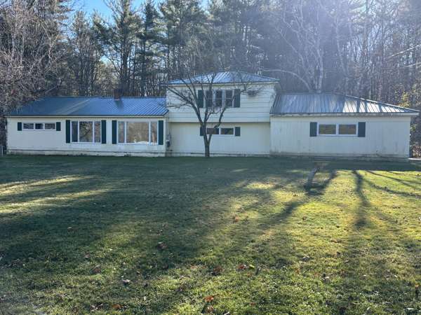 11 Gellerson LN, Dover-foxcroft, ME 04426