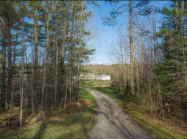 40 Smiling Acres DR, Freeport, ME 04032