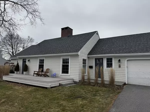 25 Whitney RD, Falmouth, ME 04105