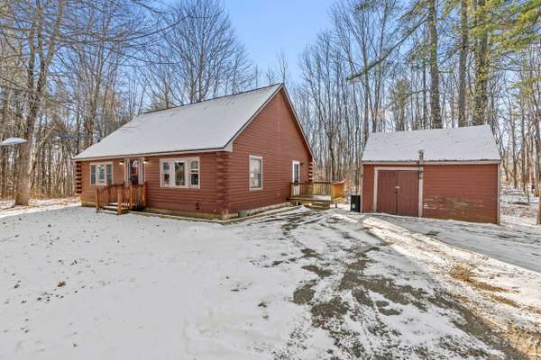 5 Inlet Point RD, Raymond, ME 04071