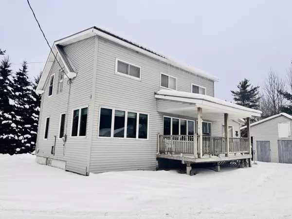 10 Nadeau ST, Jackman, ME 04945