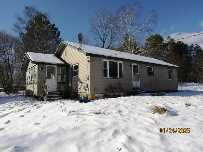 13 Daggett ST, Milo, ME 04463