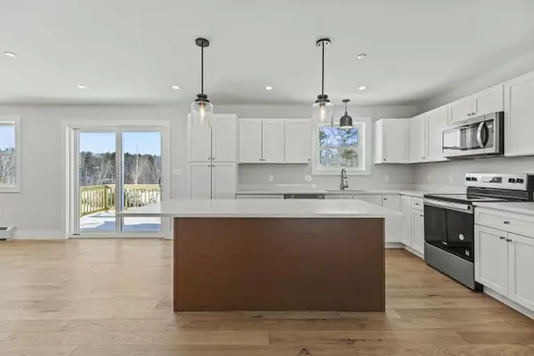 Raymond, ME 04071,15 Hillside DR