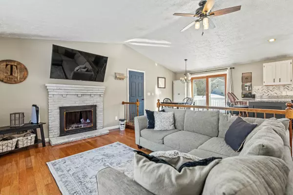 1 Brown RD, Raymond, ME 04071