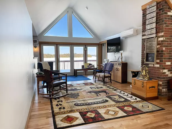 West Gardiner, ME 04345,8 Loon LN