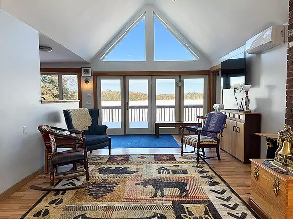 West Gardiner, ME 04345,8 Loon LN