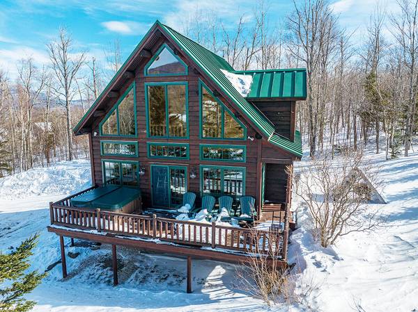 6002 Loafers LN, Carrabassett Valley, ME 04947