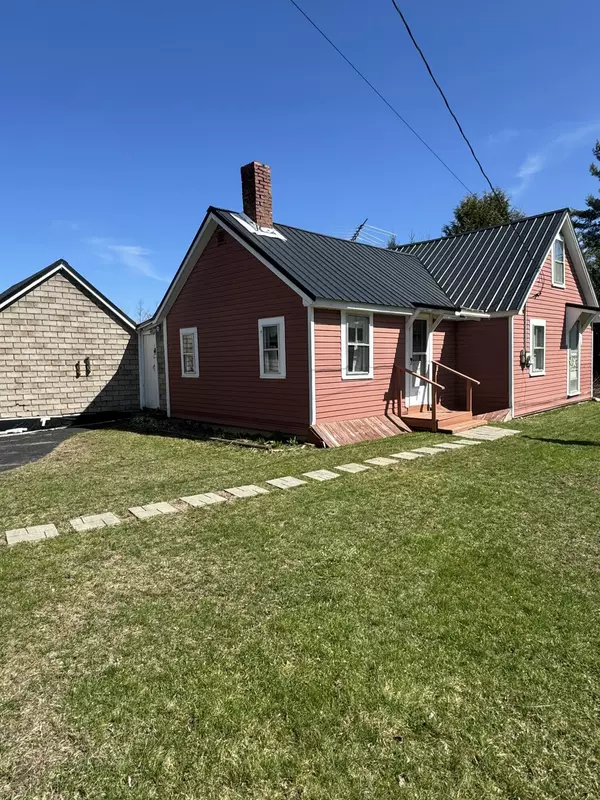 Newport, ME 04953,129 Palmer RD