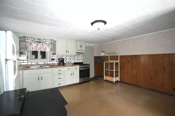 Newport, ME 04953,129 Palmer RD