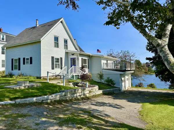 7 Lake View ST, Vinalhaven, ME 04863