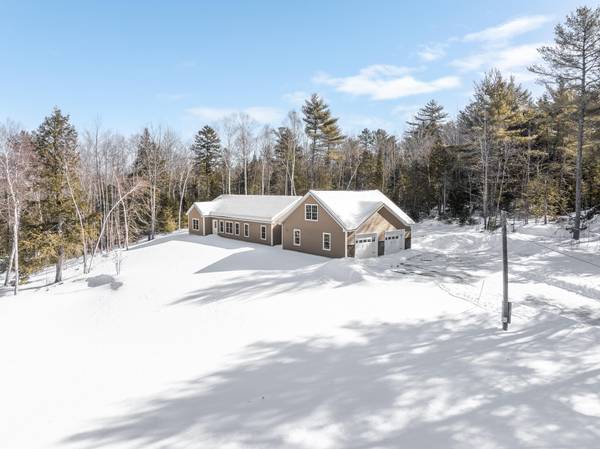 20 Graystone DR, Hampden, ME 04444