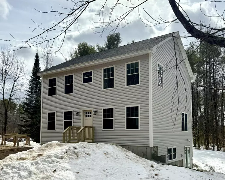 10 Conesca RD, Raymond, ME 04071