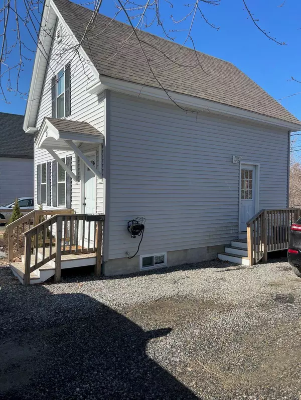 Oakland, ME 04963,21 Railroad AVE