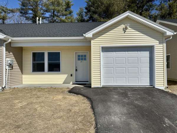 27 Village CIR #1, Augusta, ME 04330