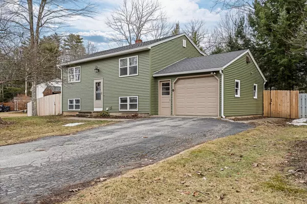 28 Forest DR, Topsham, ME 04086