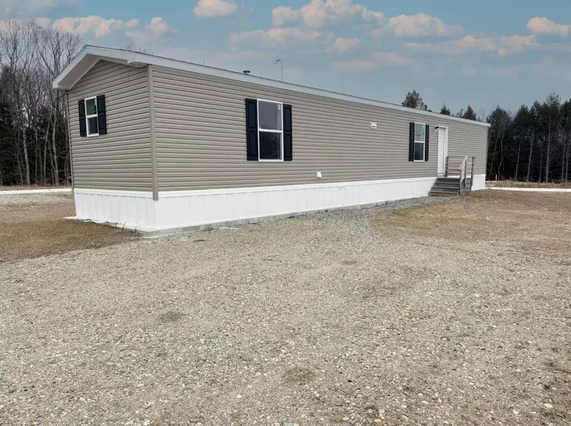 1 Fall DR, Farmingdale, ME 04344