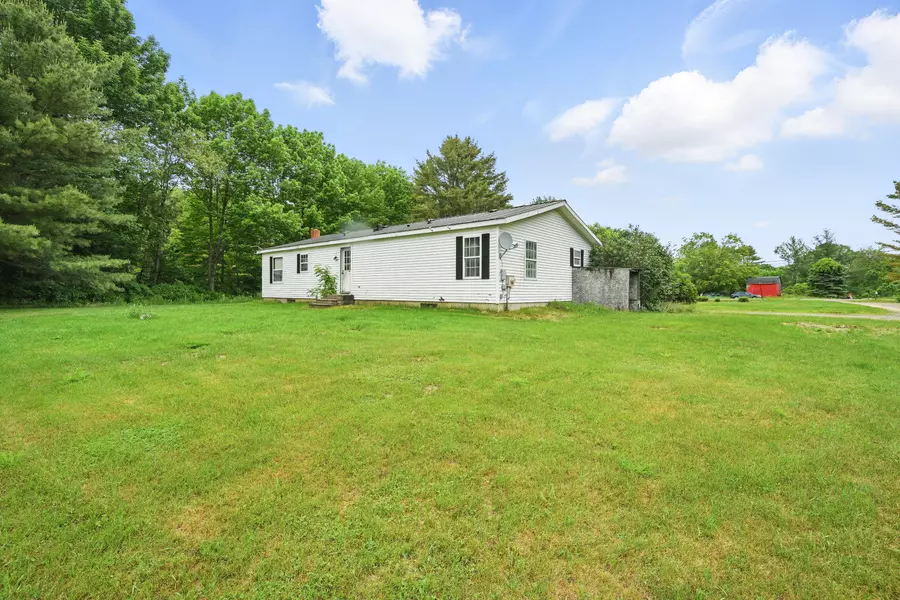 11 Misery LN, Pittston, ME 04345