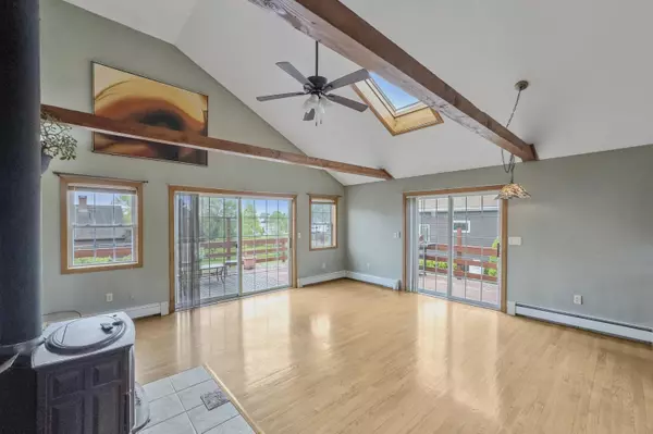 97 Gleason ST, Thomaston, ME 04861