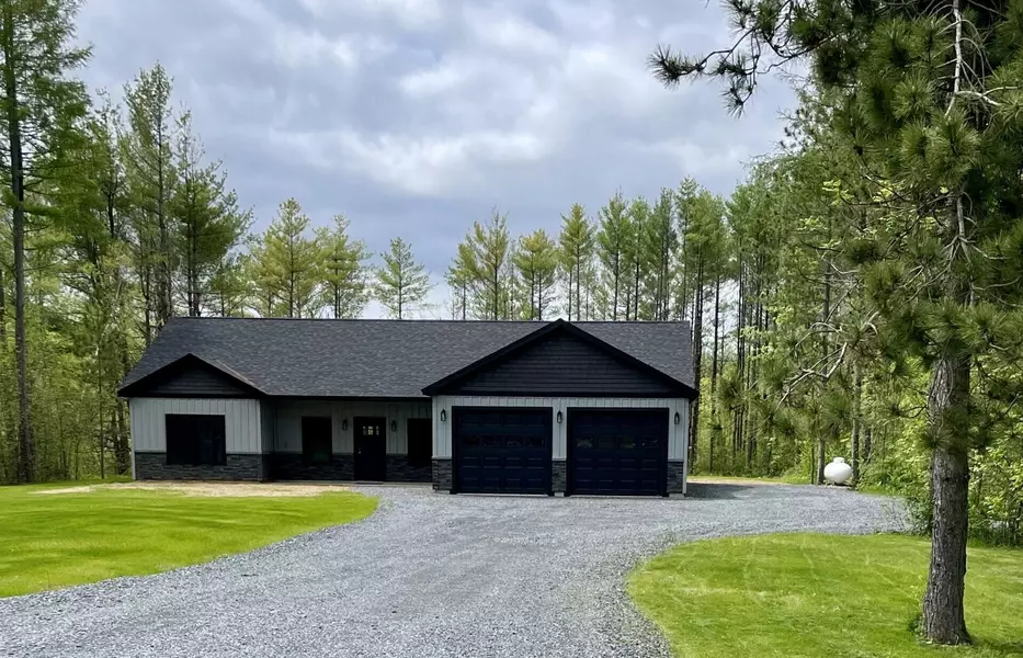 8 Peck DR, Newport, ME 04953