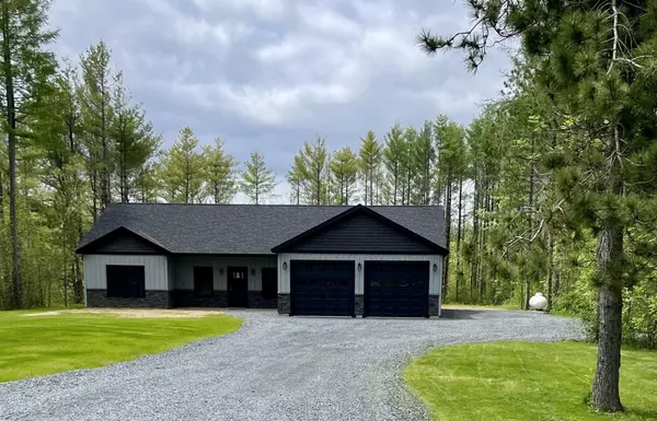 8 Peck DR, Newport, ME 04953