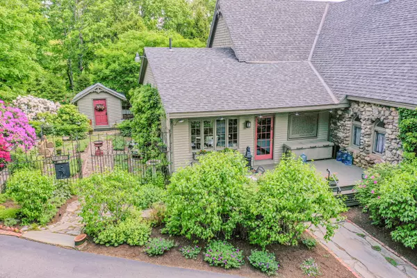 48 Old Searsport AVE, Belfast, ME 04915
