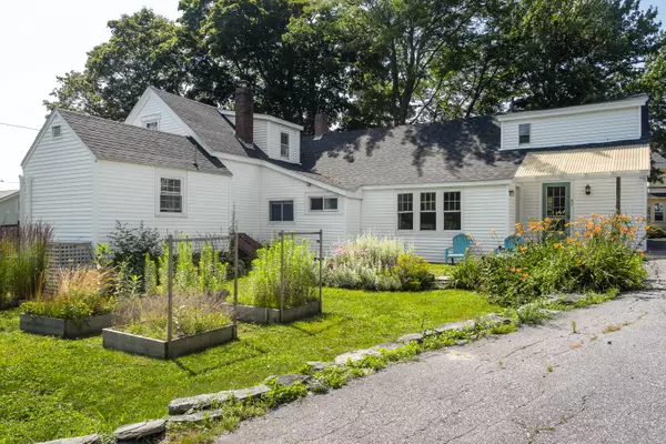 Boothbay Harbor, ME 04538,9 School ST