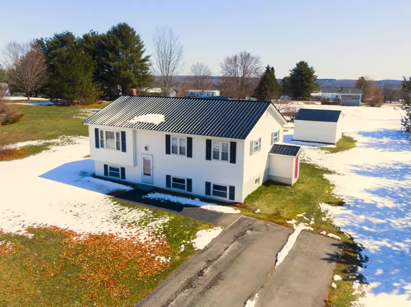 601 Moosehead TRL, Newport, ME 04953