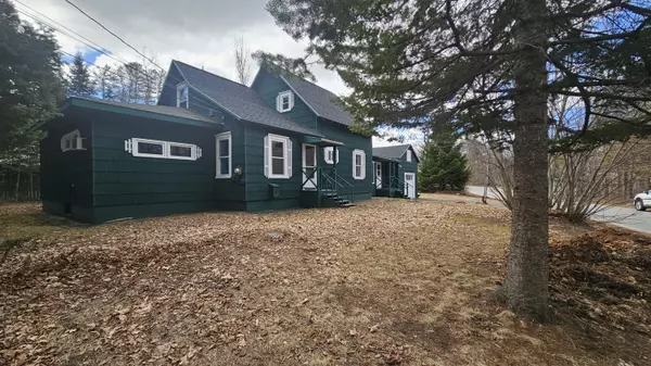 17 Pine ST, Dixfield, ME 04224