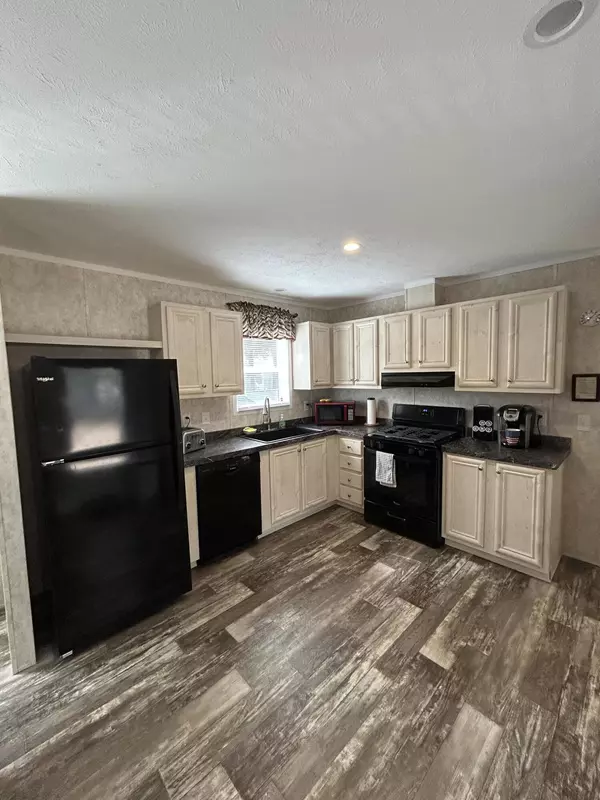Winthrop, ME 04364,64 Pineland DR