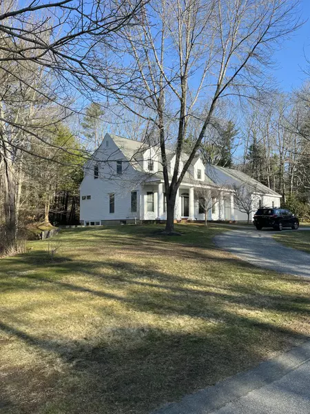 14 Stonegate RD, Cape Elizabeth, ME 04107