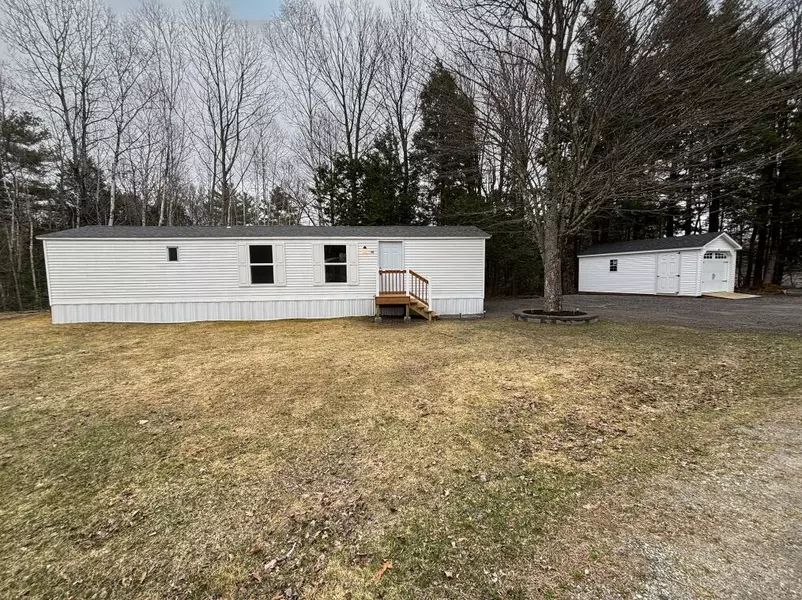 38 Round Stone RD, Mount Vernon, ME 04352
