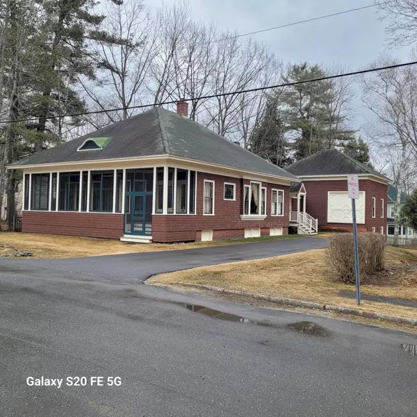 104 Orchard ST, Farmington, ME 04938