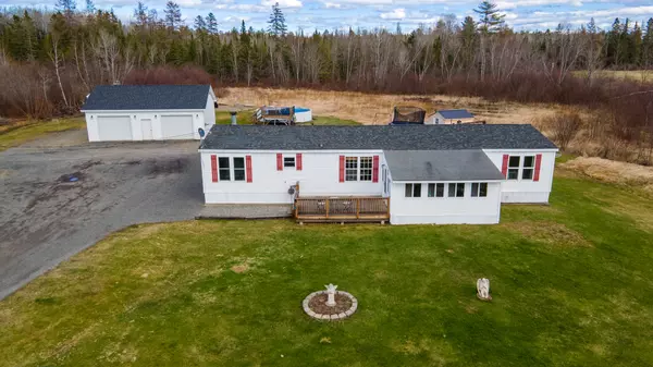 42 Tate RD, Corinth, ME 04427