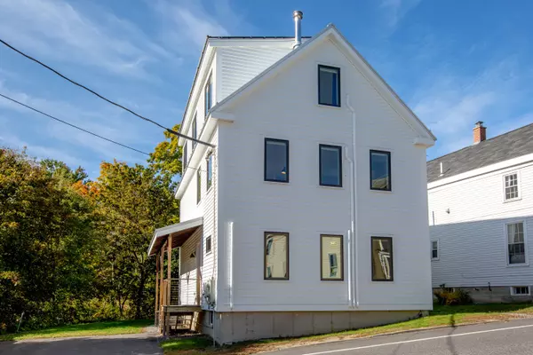 24 Main ST, Bowdoinham, ME 04008