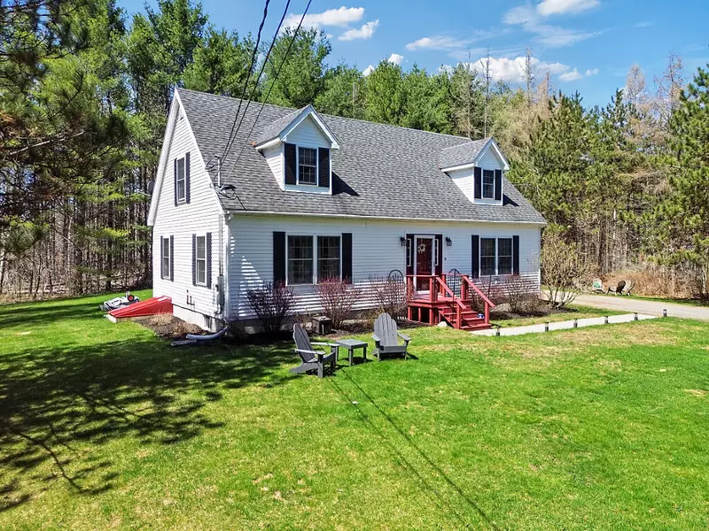 10 Peck DR, Newport, ME 04953