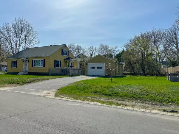 1 Garden DR, Topsham, ME 04086