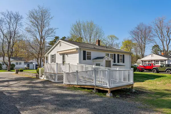 Kennebunk, ME 04043,32 Maple AVE