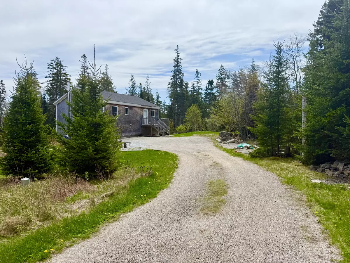 Vinalhaven, ME 04863,8 Berry LN