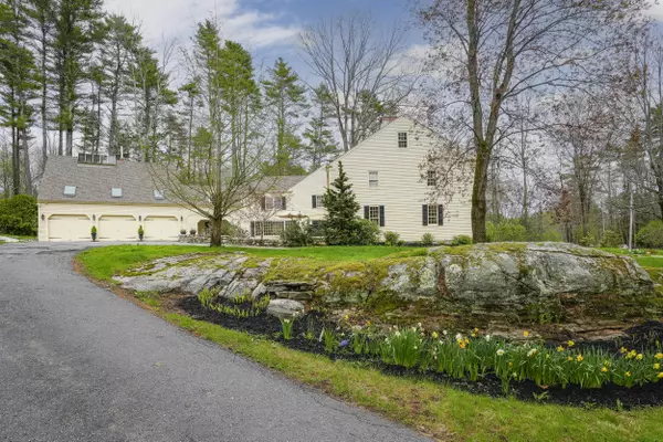 165 Falmouth RD, Falmouth, ME 04105