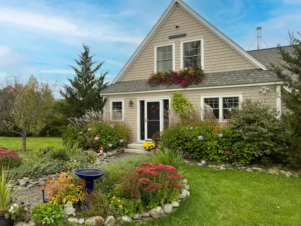 83 Barrett Hill RD, Hope, ME 04847