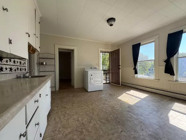 Lewiston, ME 04240,932 Lisbon ST