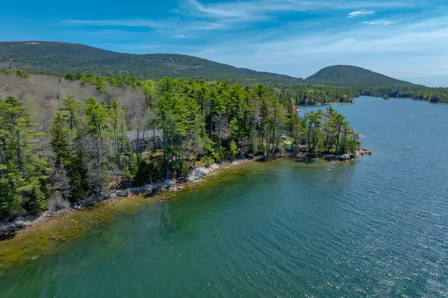 8 Spring LN, Mount Desert, ME 04660